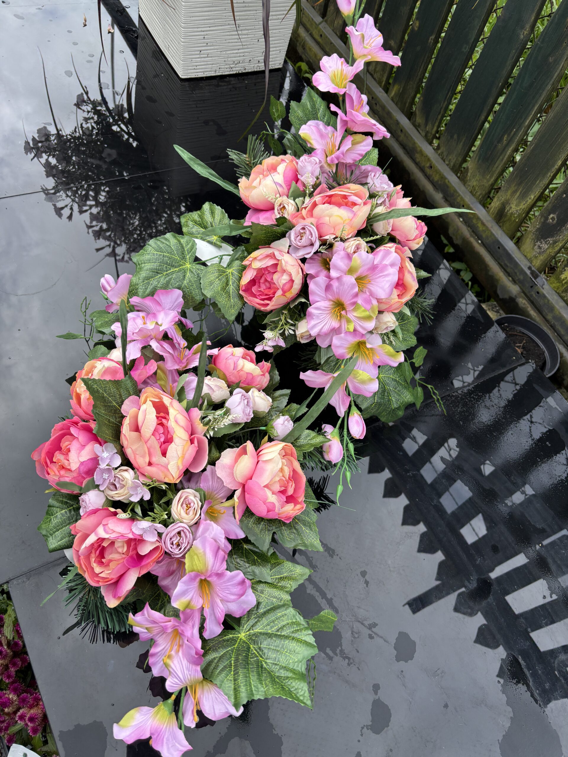 Nagrobny komplet kompozycji sztucznych kwiatów (Kopia)